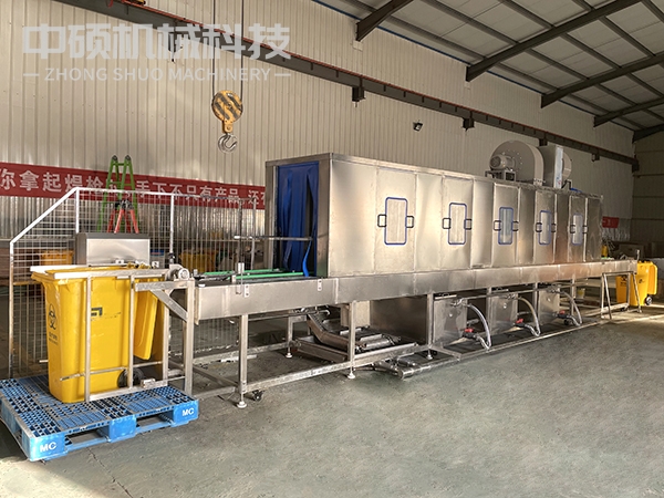 東莞市隧道式醫(yī)廢桶清洗機現(xiàn)場使用實拍，可對接機器人機械手